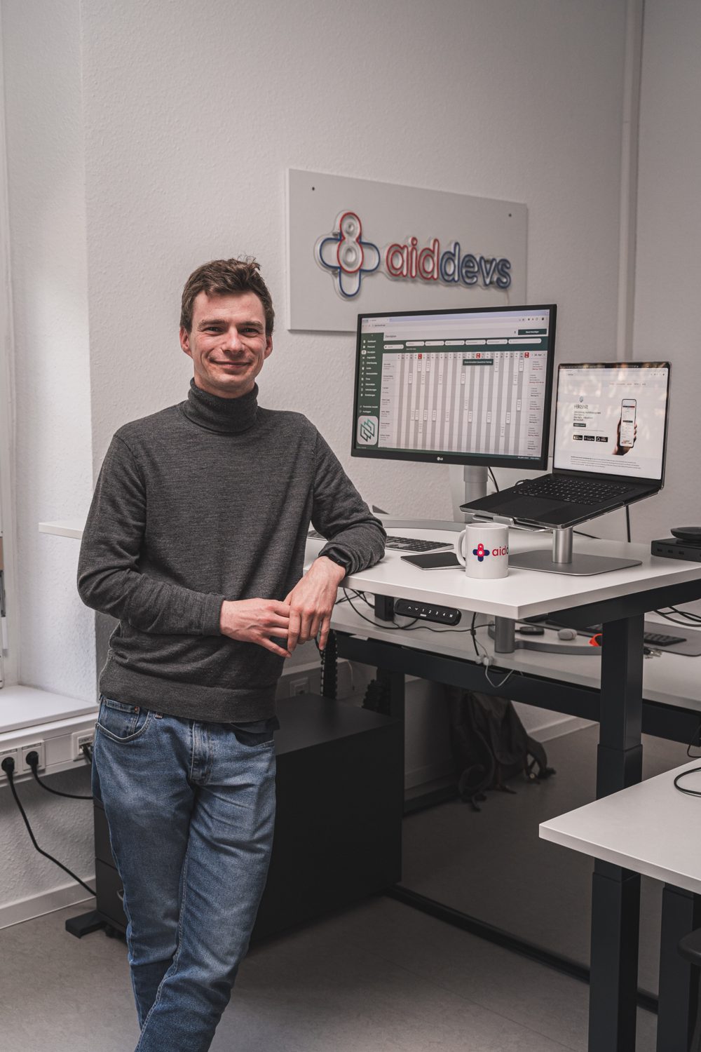 Jonas Deichelmann im Büro von aiddevs