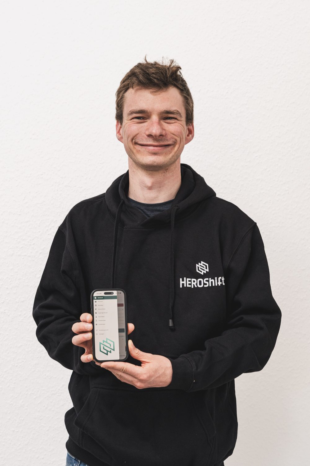 Jonas Deichelmann mit der HeroShift App auf dem Smartphone