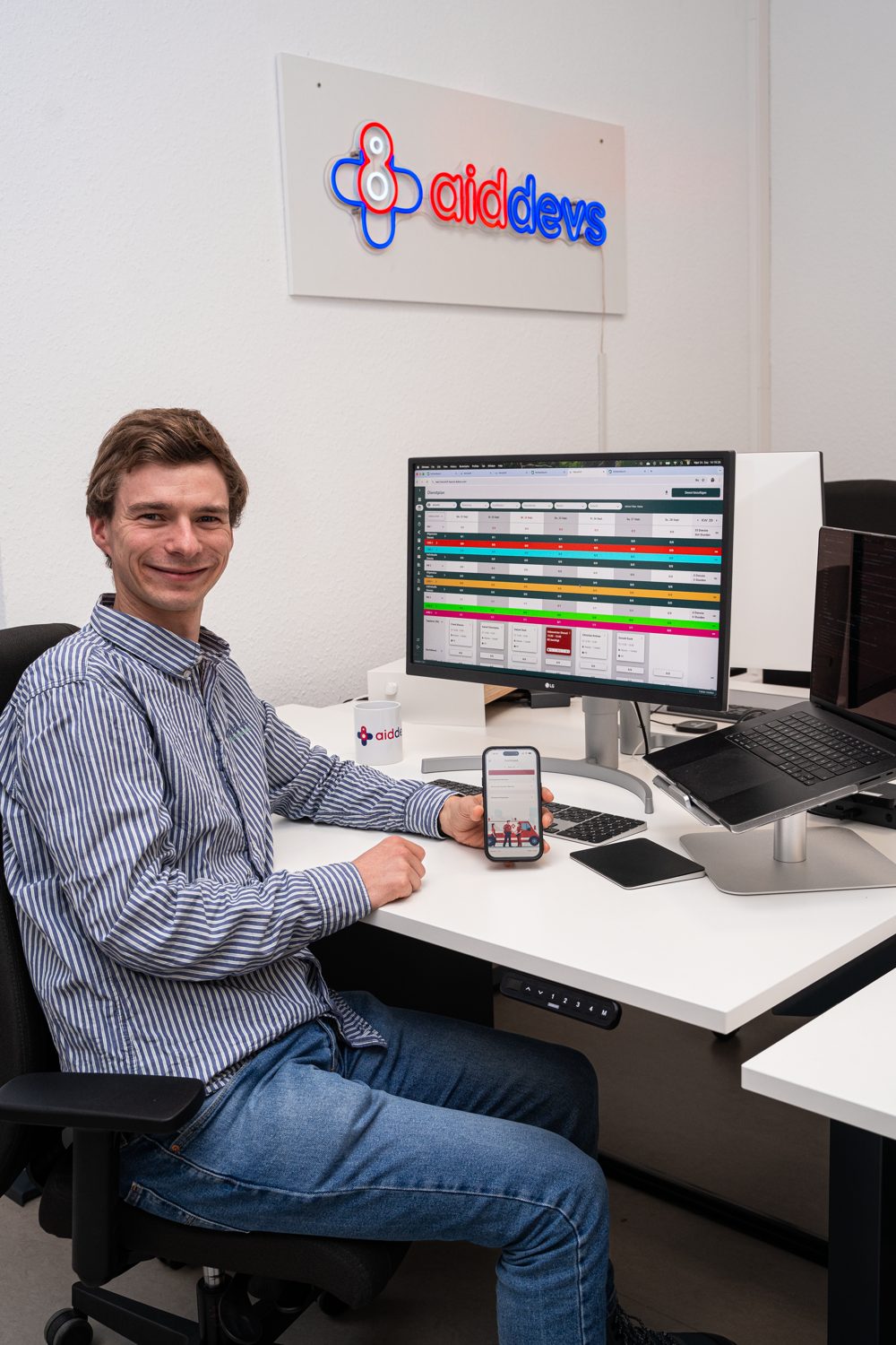 Jonas Deichelmann am Schreibtisch mit HeroShift auf Monitor und Smartphone